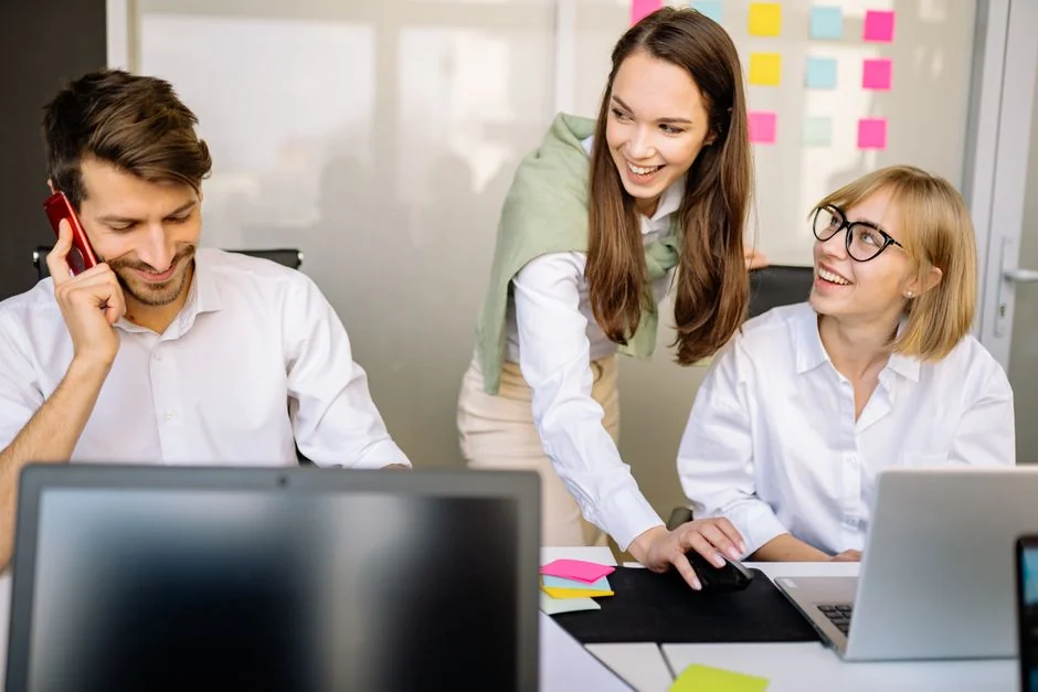 Une équipe examine des graphiques financiers et des données numériques sur des tablettes dans un bureau.